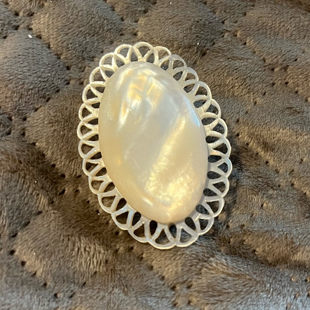 Hand carved mother of pearl brooch. - Picture 3 of 6